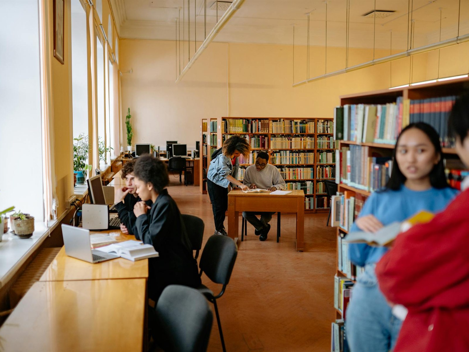 Studenten studeren samen in een bibliotheek