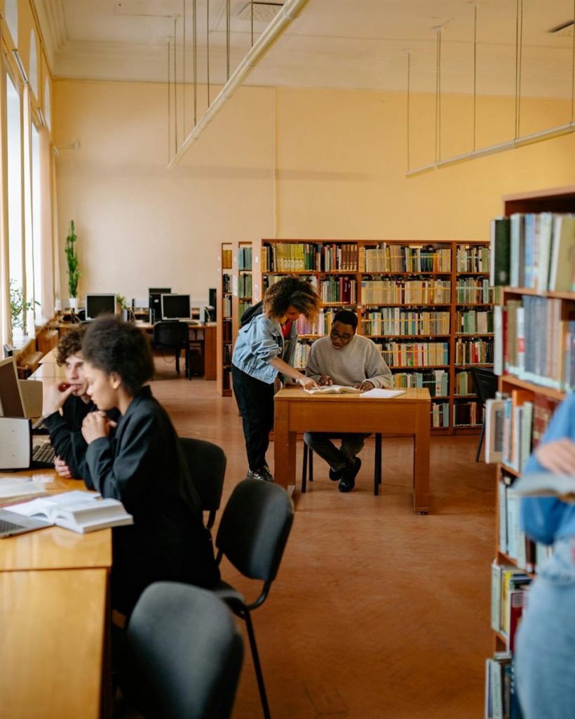 Studenten studeren samen in een bibliotheek